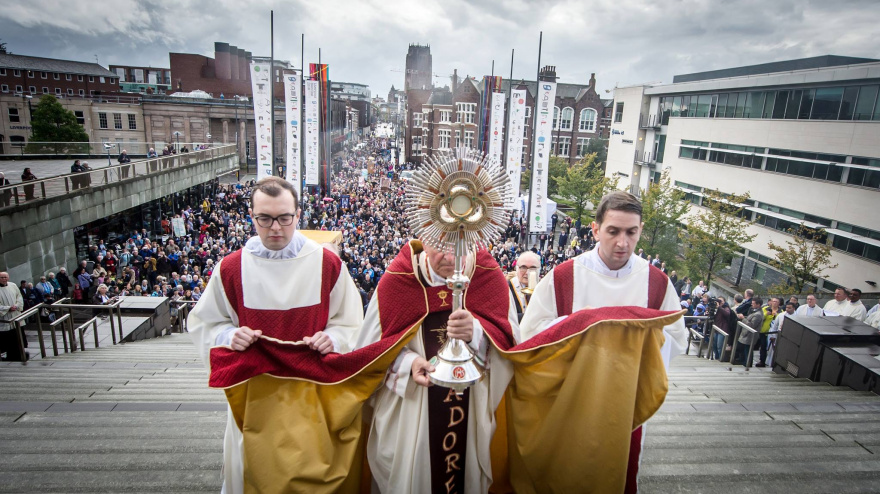 Sería inútil buscar una especie de retrato robot del obispo que busca León