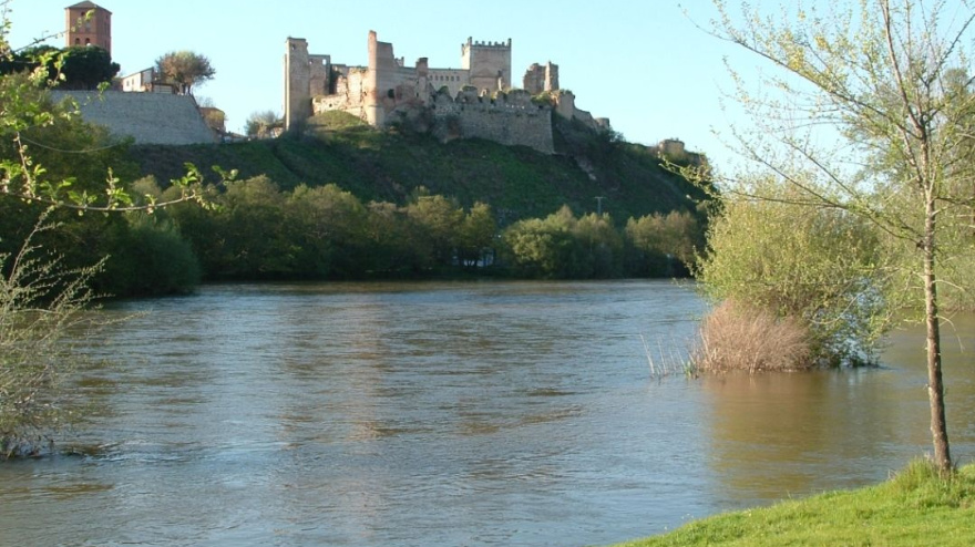 El río Alberche a su paso por Escalona sigue subiendo. El alcalde lanza mensaje de tranquilidad