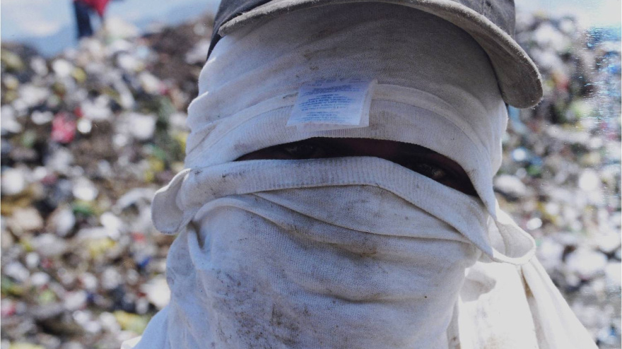 Un niño buzo. Así se protegían del humo y del calor en el vertedero