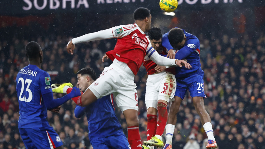 Los jugadores del Chelsea usaron una curiosa táctica para contrarrestar el poderío en los córners del Arsenal.