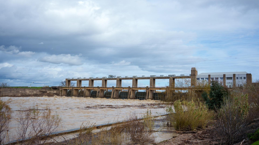 En alerta roja cuatro cauces y más de mil efectivos desplegados en la provincia de Sevilla