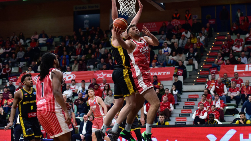 Cate protagoniza una acción en el partido contra Sopot