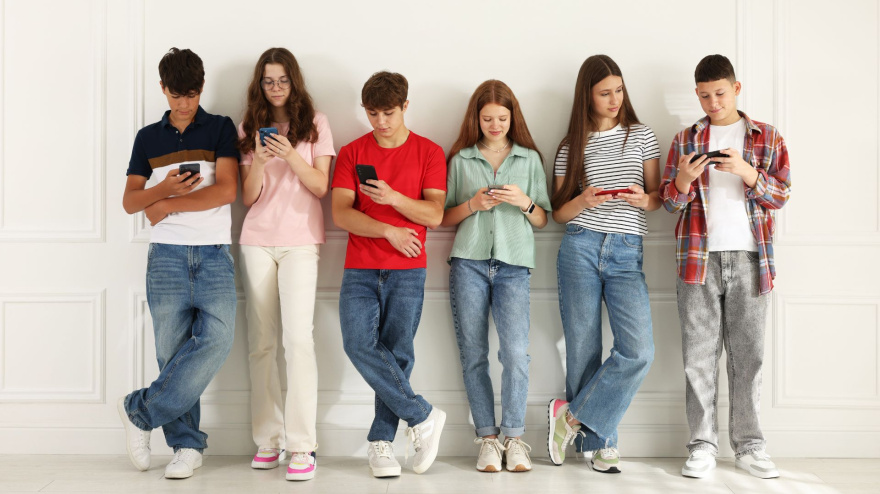 Adolescentes usando el teléfono móvil