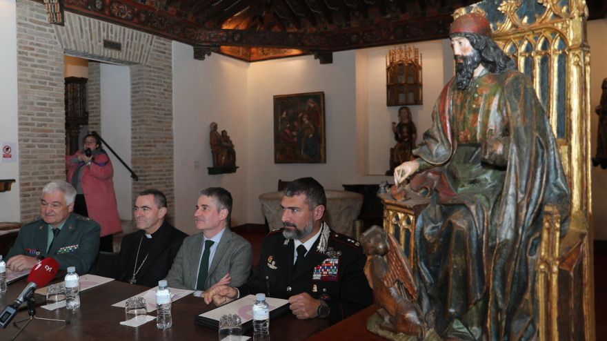 Recepción en Palencia de la talla del evangelista San Lucas, robada en Astudillo en 1979, recuperada en Italia, intervienen; el obispo Mikel Garciandía Goñi; Carlos González-Barandiaran y de Muller, Subdirector General de Registros y Documentación del Patrimonio Histórico; Miguel Sánchez Guerrero, General de Brigada. General Jefe de la Guardia Civil de la Zona de Castilla y León; y Domenico Menna, Teniente Coronel del Arma dei Carabinieri