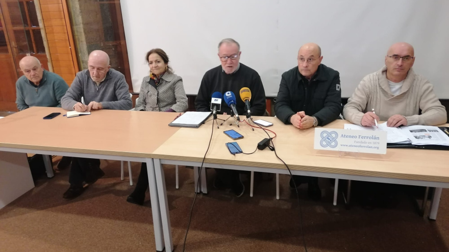 La rueda de prensa del Foro Cidadán do Ferrocarril tuvo lugar en el Ateneo Ferrolán