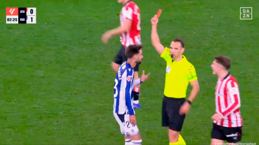 El árbitro enseña la cartulina roja al jugador de la Real Sociedad en el derbi vasco del domingo.