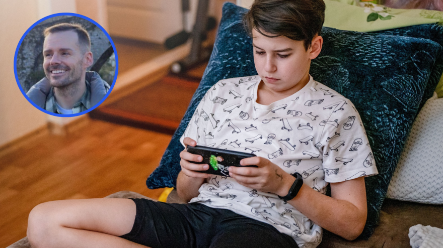 Un niño, con un teléfono móvil; arriba, a la izquierda, el director de Juventud de Gijón, Carlos Llaca