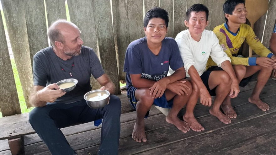 Casar Caro con algunos de sus feligreses