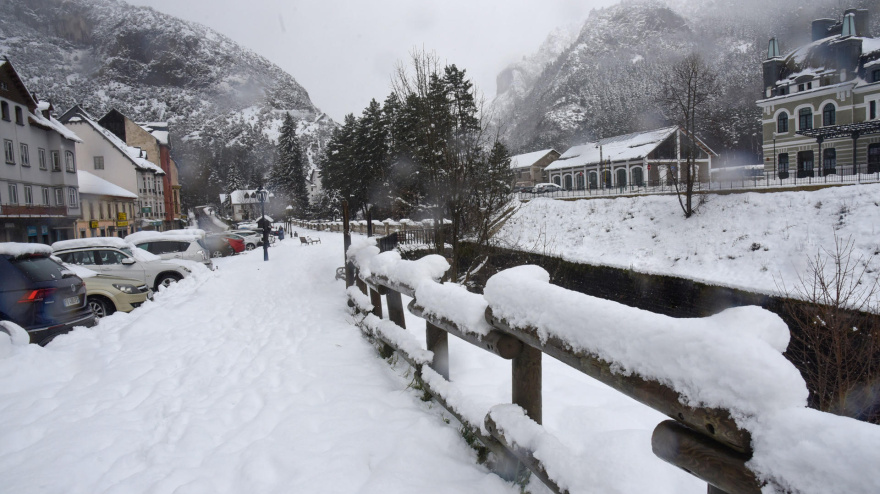 Vista del nivel de nieve caída junto al hotel de Canfranc