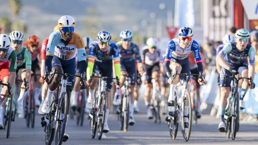 Victoria al esprint del eritreo Girmay