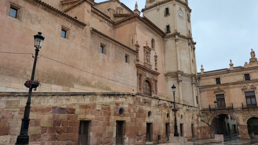 Vista del carrerón de la colegiata, en la parte inferior del edificio, donde estará la sede de la Fundación Casco Histórico