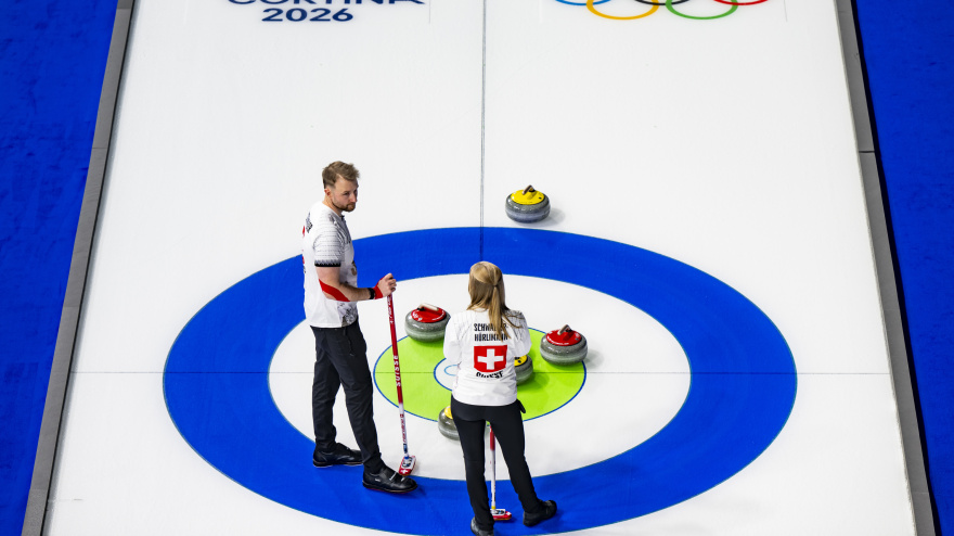 Cortina d'Ampezzo (Italy), 04/02/2026.- Yannick Schwaller of Switzerland and Briar Schwaller-Huerlimann of Switzerland talk during the curling mixed doubles round robin game between Switzerland and Estonia at the Cortina Curling Olympic Stadium prior to the Milano Cortina 2026 Winter Olympic Games in Cortina d'Ampezzo, Italy, 04 February 2026. (Italia, Suiza) EFE/EPA/JEAN-CHRISTOPHE BOTT