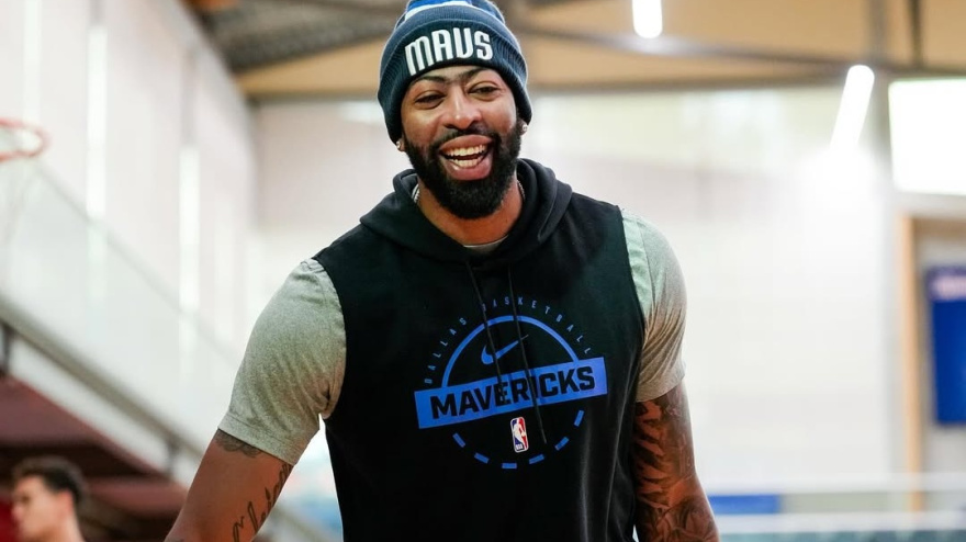 Anthony Davis, durante un entrenamiento con los Mavs