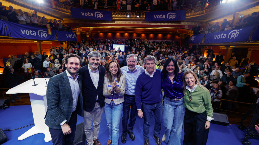 El presidente del PP, Alberto Núñez Feijóo en Huesca en el mitín central del candidato del PP, Jorge Azcón