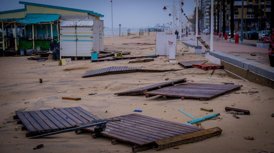 04/02/2026 Destrozos en la playa y Paseo Marítimo de Cádiz provocados por el temporal.POLITICA ESPAÑA EUROPA ANDALUCÍAAYUNTAMIENTO DE CÁDIZ
