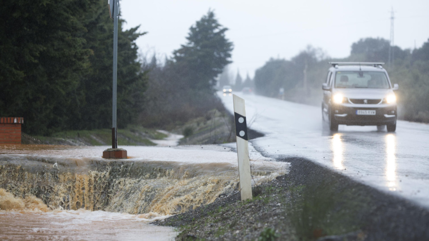 Un vehículo circula por la A367 durante las lluvias de la borrasca Leonardo