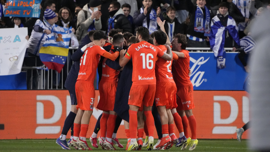 Los jugadores de la Real Sociedad celebran la clasificación ante el Alavés