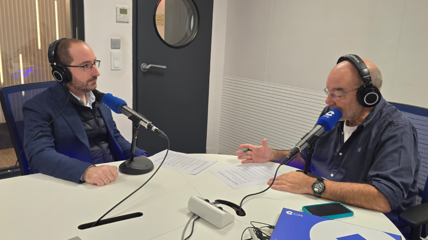 Alberto Rodao, jefe de cibercrimen de la UCO, y Ángel Expósito