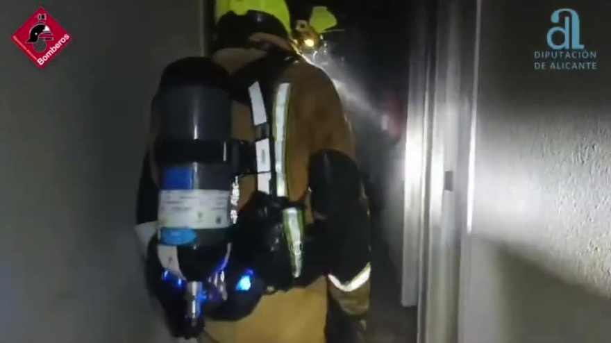 Los bomberos rescatan a 13 personas de un hostal incendiado en El Altet