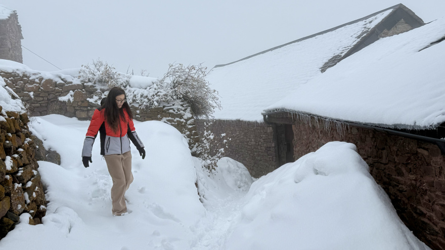 Clàudia Castaño y Albert Santoja, sus dos únicos vecinos durante todo el año.