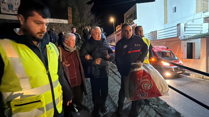 Rescate de vecinos en Dúdar con el Presidente de la Diputación