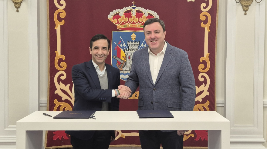 Rey Varela y González Formoso tras la firma de ambos convenios