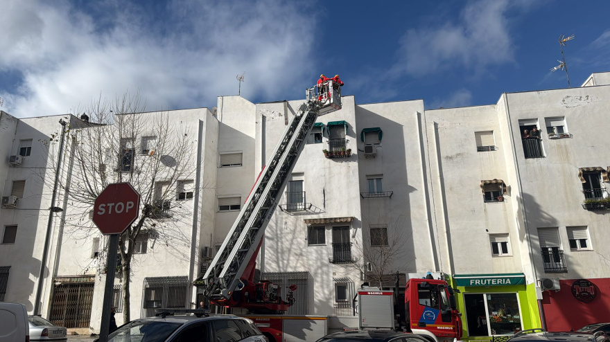 Los bomberos de Mérida retirando cornisas en mal estado en Nueva Ciudad