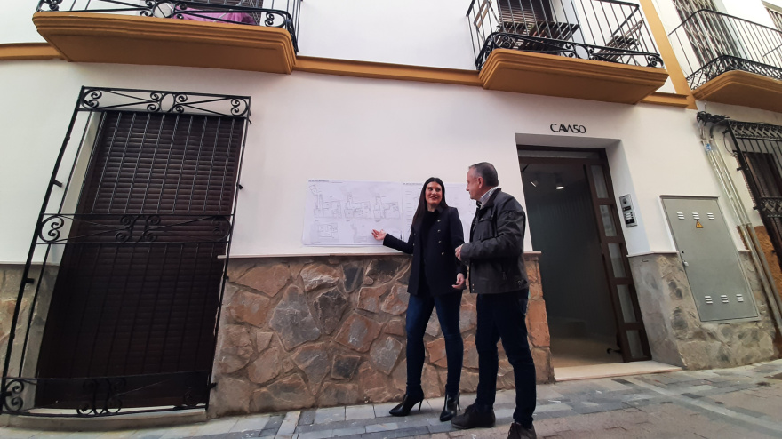 La concejala y el promotor en la puerta del edificio rehabilitado en el número 50 de la calle Cava