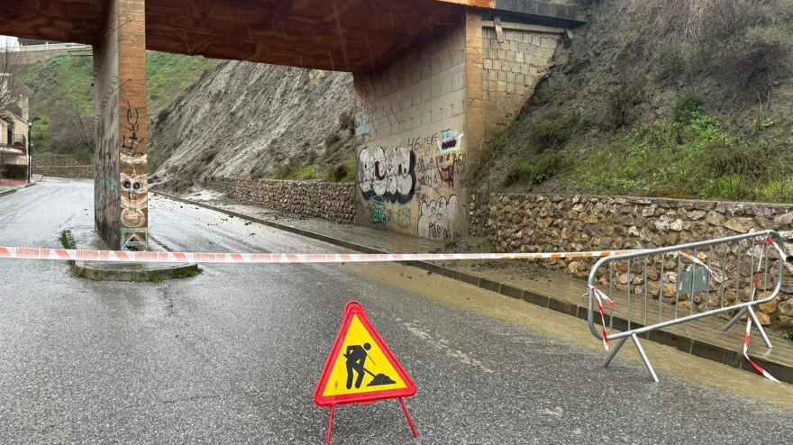 Corte de la calle de la Paz en Cenes por desprendimientos