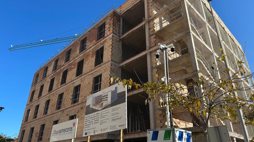 Elena Albalat en una visita a las obras de la futura residencia para mayores de la calle Onda en Castellón de la Plana