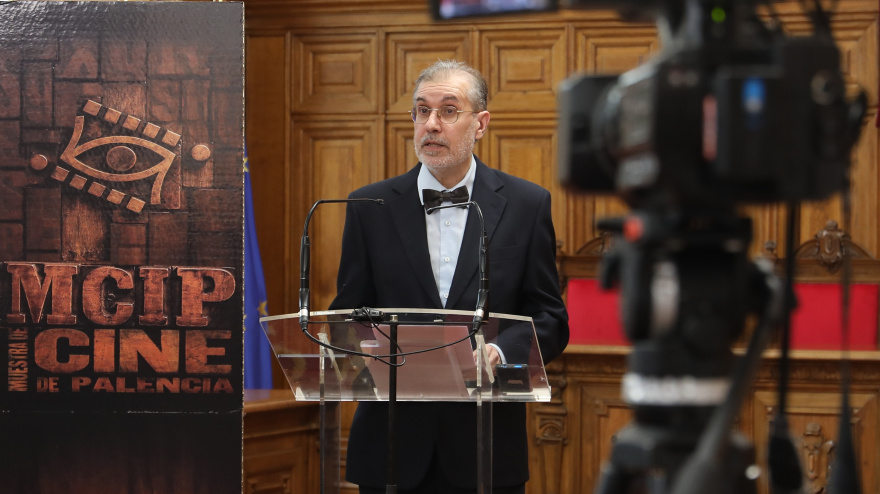 Salón de Plenos.  La alcaldesa de Palencia, Miriam Andrés; el concejal de Identidad Cultural, Turismo y Fiestas, Francisco Fernández, junto a patrocinadores y organizadores, participan en la presentación del programa de actividades de la 35ª edición de la Muestra de Cine Internacional de Palencia
