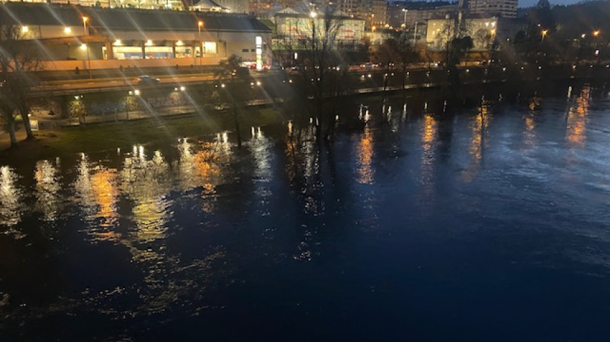Aumenta cada día el caudal del Miño a su paso por Ourense