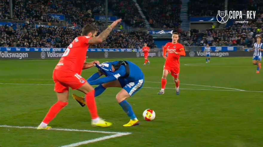 El surrealista penalti de Caleta Çar a Toni Martínez en el Alavés-Real Sociedad.