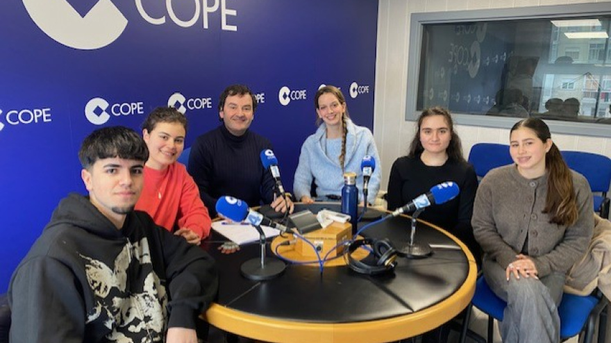 Los alumnos de Maristas con su profesora en los estudios de COPE Ourense