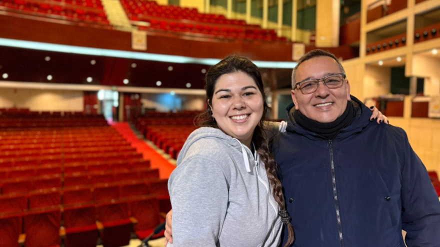 Escucha a Laura y Francis escudero en el Teatro mientras preparaban el escenario.