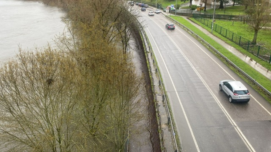 El río Miño anega paseos fluviales y sigue aumentando su caudal