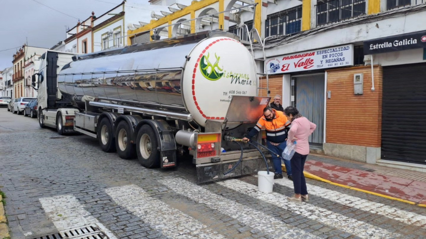 Caminón cisterna de agua en Hinojos para abastecer a la población.REMITIDA / HANDOUT por AYUNTAMIENTO DE HINOJOSFotografía remitida a medios de comunicación exclusivamente para ilustrar la noticia a la que hace referencia la imagen, y citando la procedencia de la imagen en la firma05/2/2026