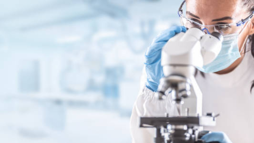 Investigadora en el laboratorio