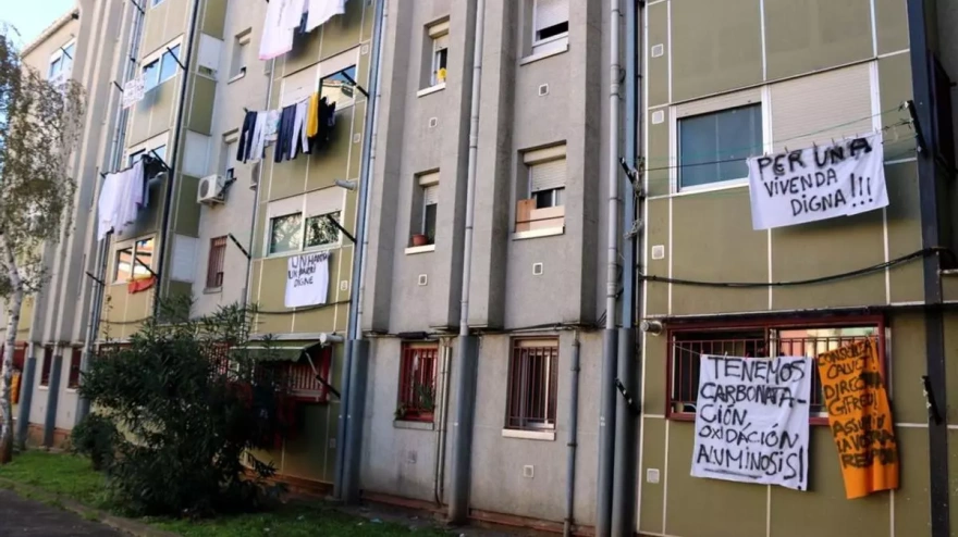 Bloque de pisos protesta contra la dificultad de la vivienda