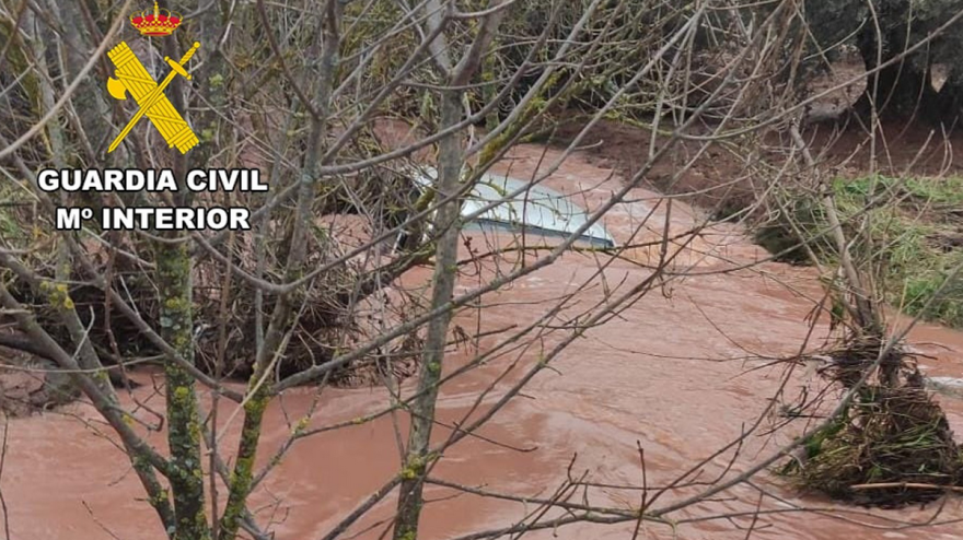 Un arroyo desbordado pone en jaque a un conductor y activa un rescate de emergencia