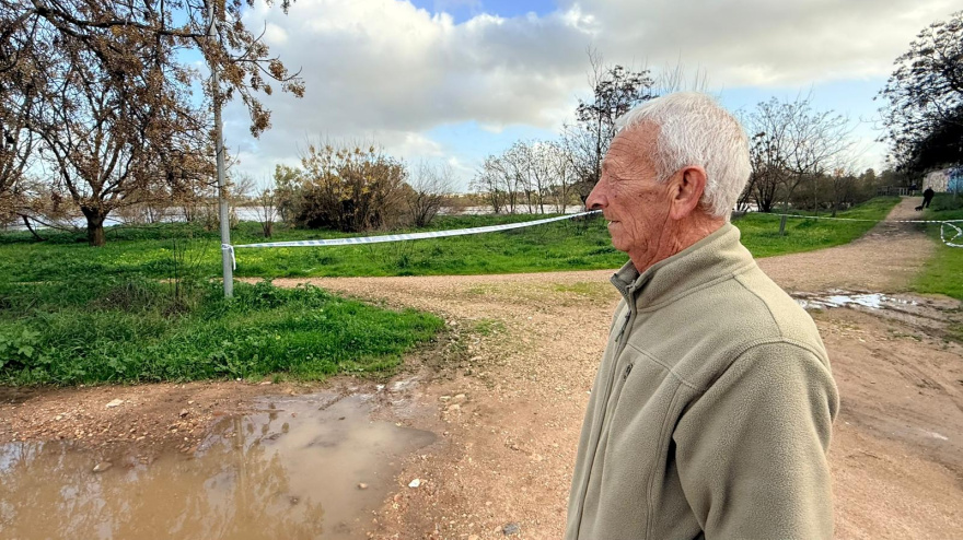 Manuel, junto a su casa, en el "Camino Viejo de San Vicente"