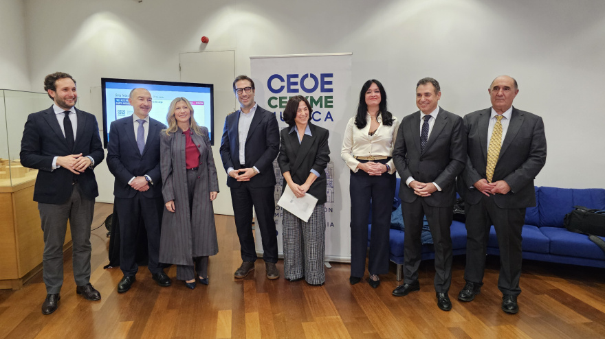 Foto de familia en la toma de posesión de Avelina Bellostas como nueva presidenta de CEOE-Cepyme Huesca