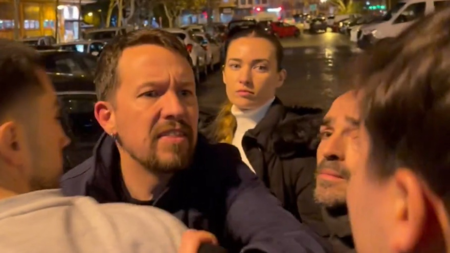 Momento del encontronazo entre Vito Quiles y Pablo Iglesias.