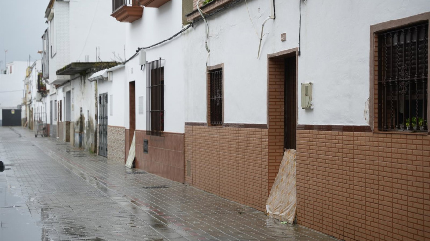 Protecciones contra la lluvia en casas de la localidad sevillana del Palmar de Troya