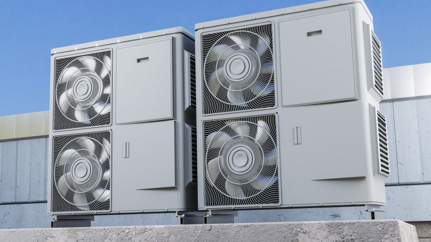 Aparatos de aire acondicionado en la azotea de un edificio