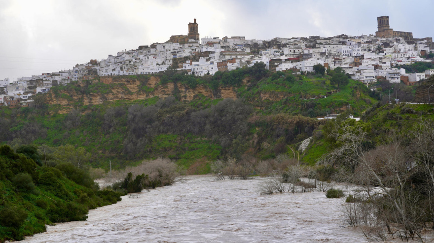 La presa de Arcos de la Frontera evacua agua este jueves al alcanzar su límite de capacidad, con motivo de las precipitaciones caídas en las últimas horas