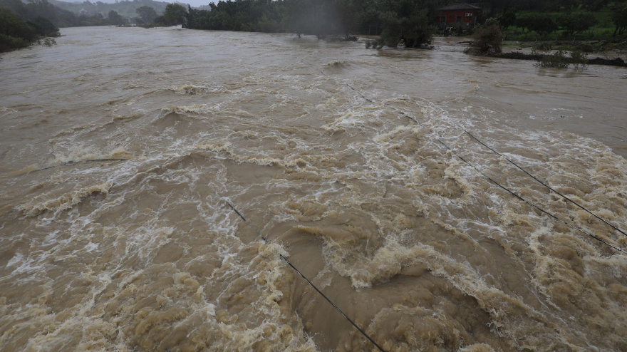 Imagen del río Hozgarganta por su paso por Jimena de la Frontera (Cádiz) y que se ha desbordado en algunos puntos con motivo del gran temporal que azota la zona del Campo de Gibraltar