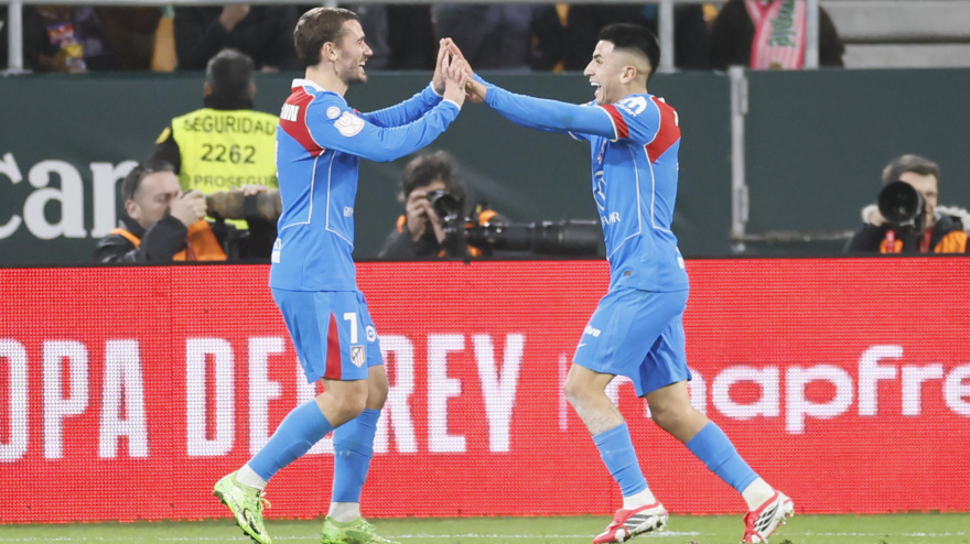 Griezmann y Almada celebran el gol del Atético al Betis