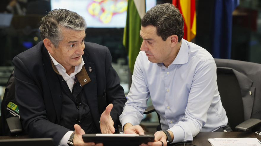 El presidente andaluz, Juanma Moreno (d) junto al consejero de Sanidad, Presidencia y Emergencias, Antonio Sanz