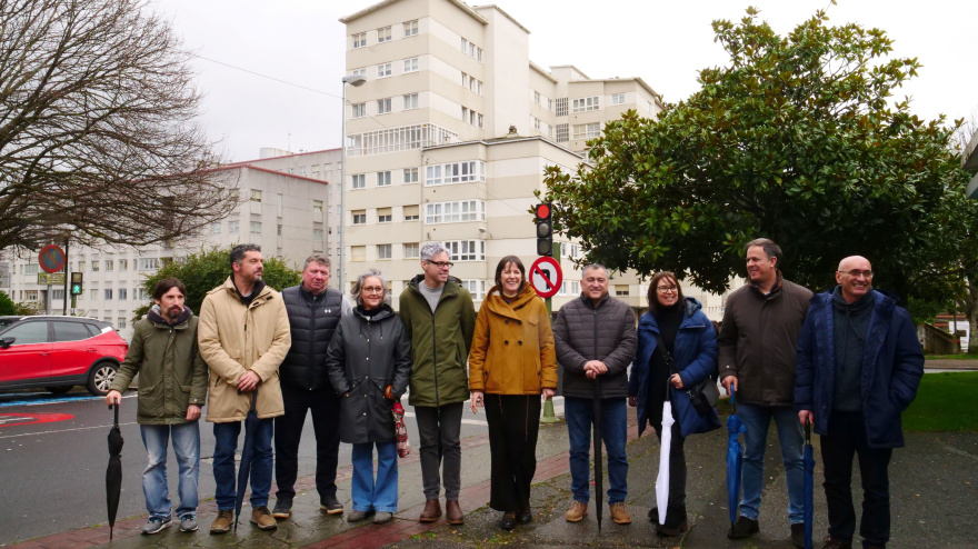 Ana Pontón e integrantes del BNG durante su visita al barrio de Caranza en Ferrol